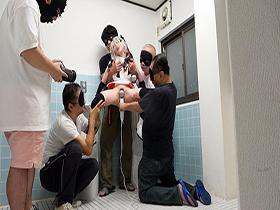 ガチ8P超乱交!低身長140cm台妖精美少女レイヤー18歳・ギリ合法ちびっ子純白ボディを極太カメコ集団がブチ込み制裁「もうヤダ、すぐイッちゃう~ぅ!」【白目エビ反り発狂アクメ】連発で誰でも膣射OK公衆便所転落2本立SP サンプル動画サムネイル